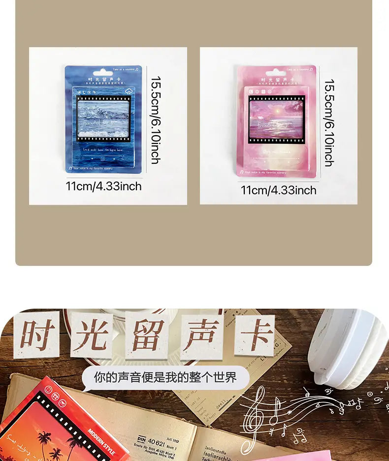 Deux cartes de vœux musicales rectangulaires au style cassette ruban de film vintage, en bleu pour le ruban et en rose pour le coucher de soleil, avec des dimensions indiquées sur l’emballage.