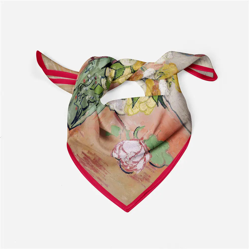 Un foulard carré en soie à motif floral vif avec bordure rouge, présentant une impression détaillée de la nature morte florale de Van Gogh dans des tons pastel doux et des coups de pinceau audacieux.