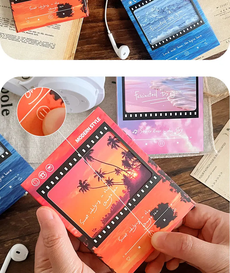 Carte de vœux musicale au style cassette ruban de film vintage, à thème ruban de film orange, présentant un design de coucher de soleil avec un palmier et un texte au style moderne sur l’avant.