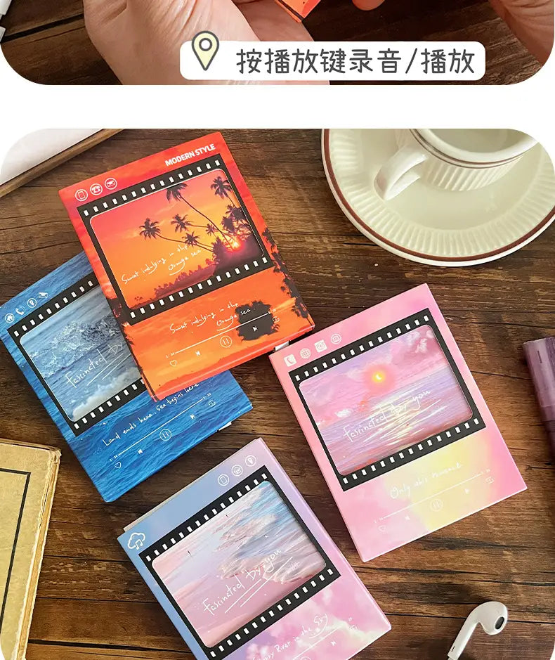 Carte de vœux musicale au style cassette ruban de film vintage aux couleurs pastel, avec couverture de carnet, présentant des motifs de coucher de soleil tropical et d’océan.