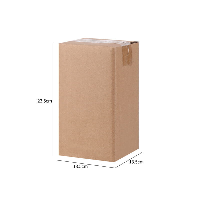 Une boîte en carton brun ordinaire scellée avec du ruban adhésif transparent et une étiquette en papier contenant une boîte de rangement pour organisateur tournant de maquillage, mesurant 13,5 cm sur 13,5 cm sur 23,5 cm.
