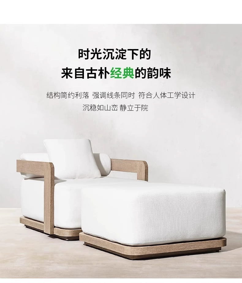 Chaiselongue blanche rembourrée de coussins, avec un cadre en bois clair, faisant partie d’un ensemble de salon d’extérieur en teck avec section modulaire et brasero.