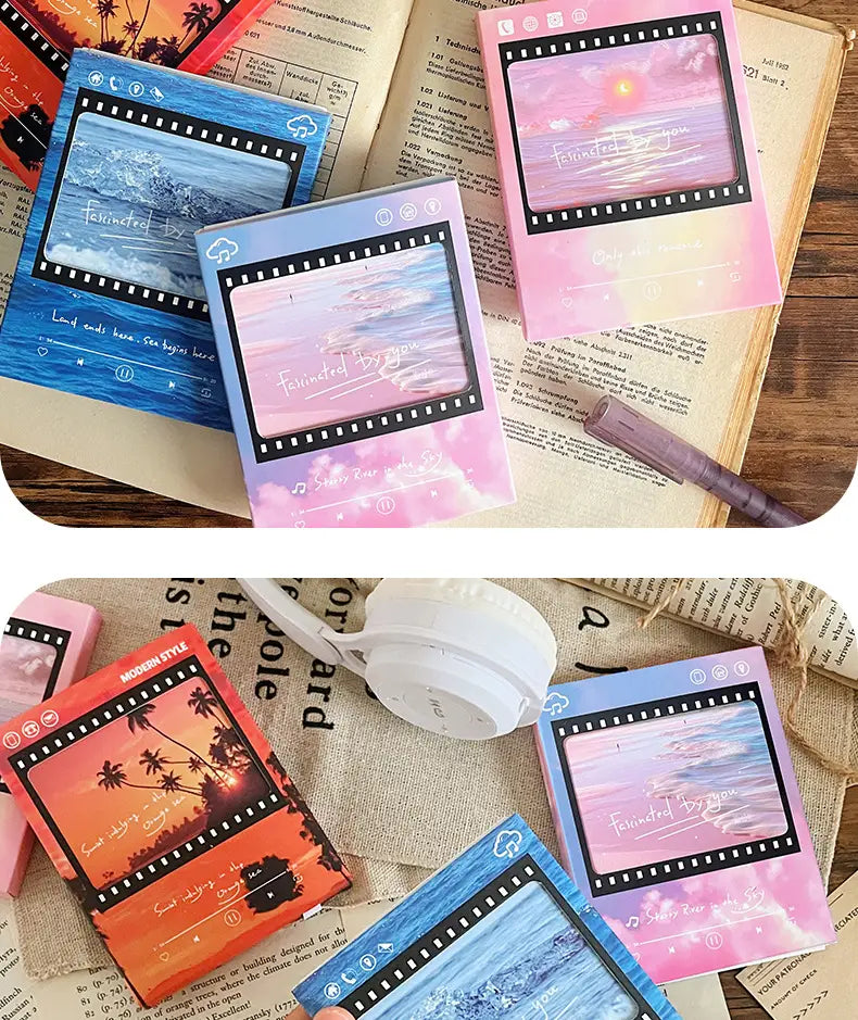 Carte de vœux musicale au style cassette ruban de film vintage aux couleurs pastel, présentant des cartes photo avec des scènes d’océan et de coucher de soleil imprimées.