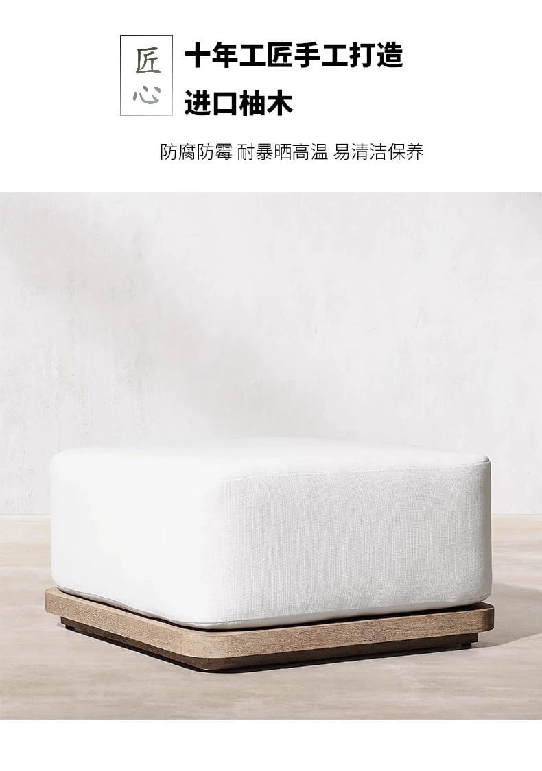 Un pouf minimaliste rembourré de tissu blanc, avec une base carrée, fabriqué à partir de bois de noyer importé, faisant partie d’un ensemble de salon d’extérieur en teck avec section modulaire et brasero