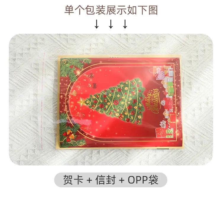 Eine rote musikalische 3D-Weihnachtsbaum- Klappkarte mit einem grün dekorierten Baum mit goldenen Verzierungen und einem „Frohe Weihnachten“-Schriftzug auf rotem Hintergrund