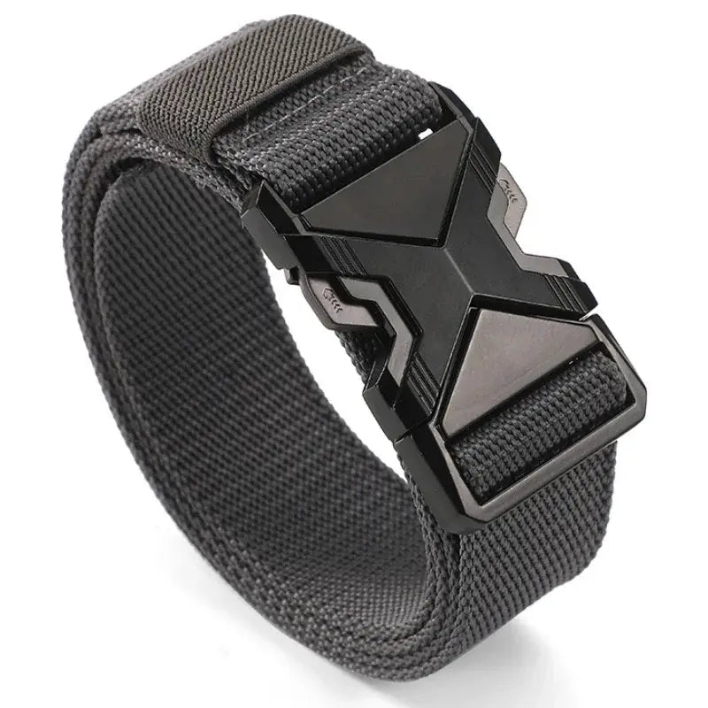 Ceinture tactique en nylon noire pour hommes, avec sangle respirante et boucle en métal à finition mate à forme géométrique.