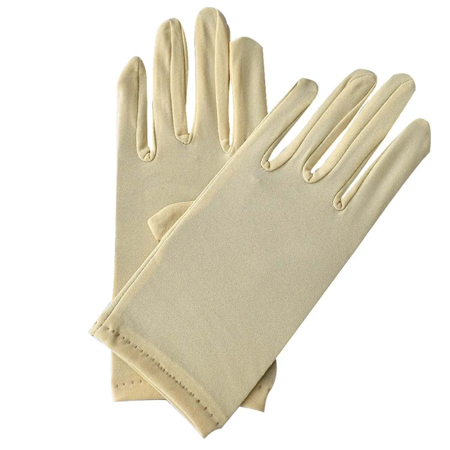 Une paire de gants en satin crème à longs doigts, fabriqués dans un tissu lisse et extensible, avec des bords cousus avec soin, conçus comme des moufles d’opéra pour femmes.