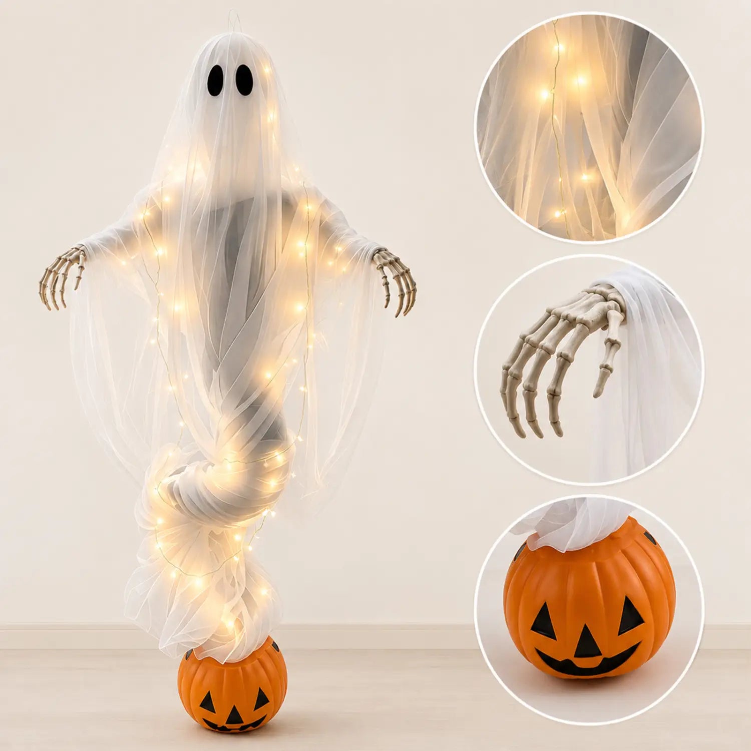 Eine durchscheinende weiße Geisterdekoration mit leuchtenden Lichterketten, die um ihre skelettartige Gestalt gewickelt sind, stehend auf einem orangefarbenen Kürbisfuß – als Halloween-Kürbis-Geist-Lichtdekoration für den Außenbereich im Vorgarten.