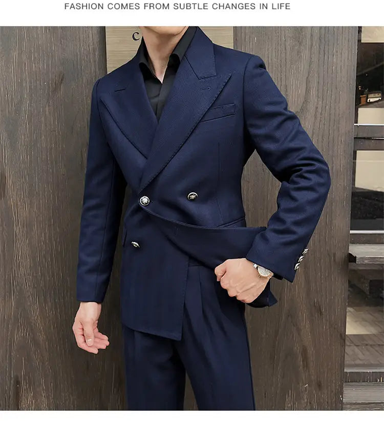 Navyblauer zweireihiger Herren-Wintermantel mit silbertönigen Knöpfen und fallendem Revers.
