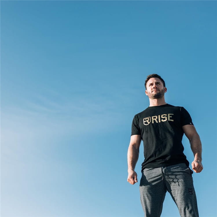 Schwarzes Kurzarm-Baumwoll-T-Shirt für Herren mit über die Brust aufgedrucktem Gold-Rise-Logo, ausgelegt für den Workout-Einsatz