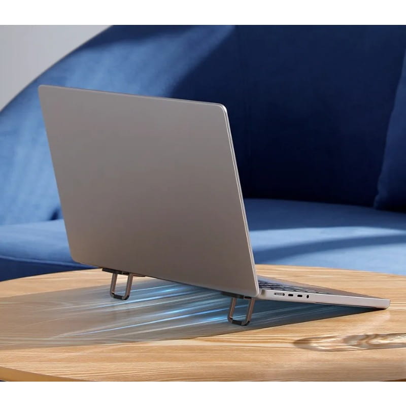 tragbarer Mini-Aluminium-Laptopständer zur Notebook-Unterstützung in Silber aus Metall hält einen eleganten, metallischen Laptop auf einem Holztisch.