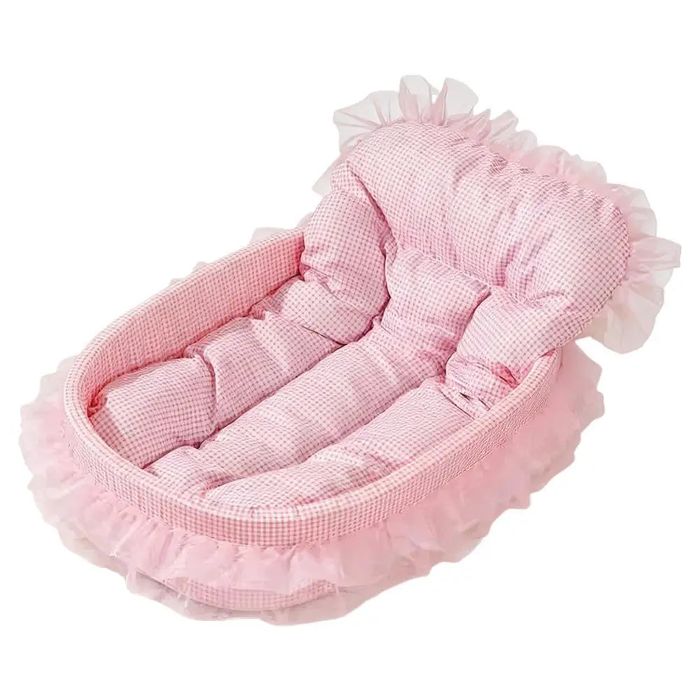 Cama para mascotas de tela a cuadros rosa, diseñada como moisés para bebé con ribete de tul fruncido para perros pequeños.