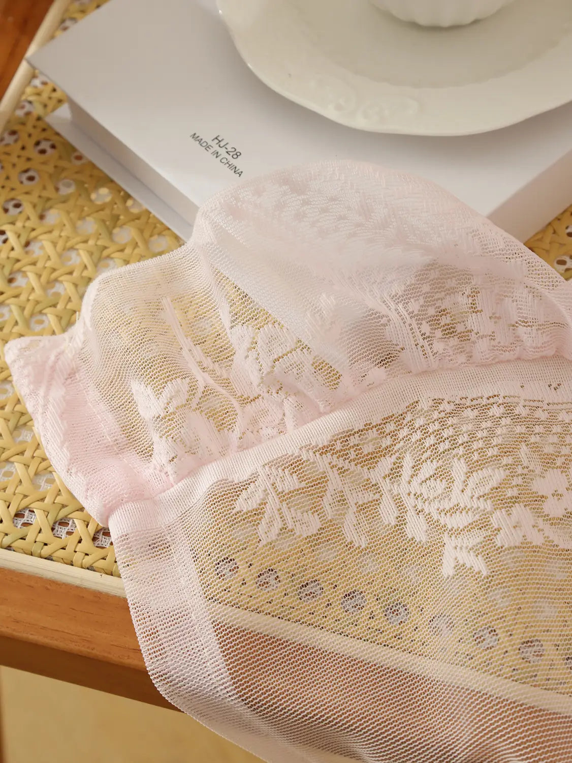 Cortinas de encaje semitransparente rosa con bordadura floral intrincada y textura de malla semitransparente, con bolsillo para barra de soporte circular para colgar con facilidad en una barra de soporte circular para espejo