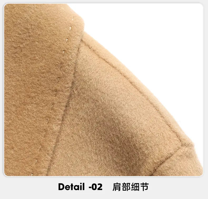 Herren-Langwollmantel als Winterjacke aus beiger Wolle mit detaillierten Nähten an der Schulternaht.