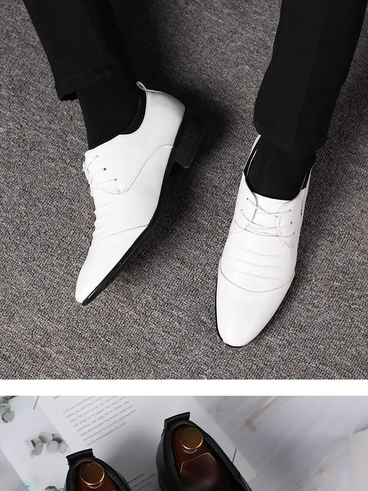 Zapatos de vestir formales de hombre de cuero blanco con cordones, con suelas y cordones negros.