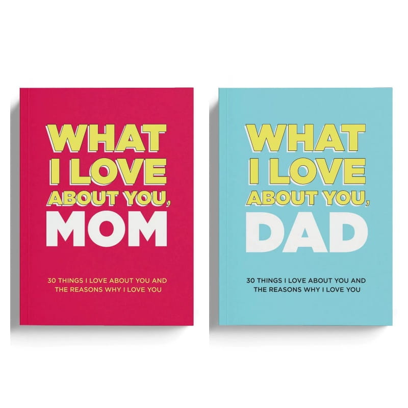 Deux livres « Mom Dad fill in love » à couverture rigide avec une typographie minimaliste audacieuse sur des couvertures unies rose vif et bleu clair.