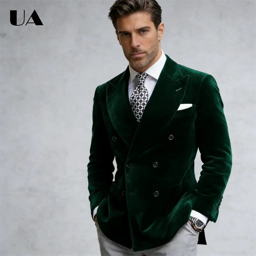 une riche veste de costume en velours à double boutonnage vert émeraude pour homme, avec une coupe ajustée et un léger éclat, disponible dans le magasin officiel ulbyanry, avec un excellent service client.