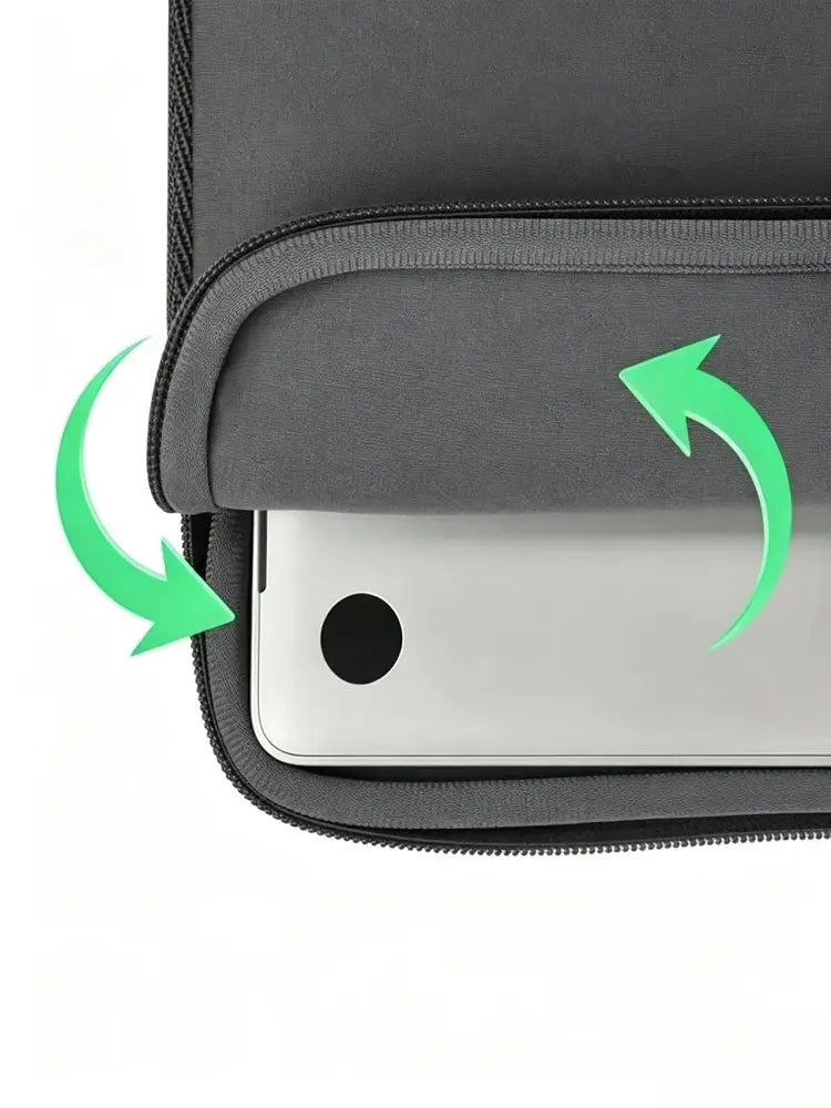 Schwarze minimalistische Laptoptasche mit schlichtem Design und gepolstertem Innenbereich, der einen silbernen MacBook für 13 bis 15,6 Zoll Notebooks schützt und sicher aufnimmt.