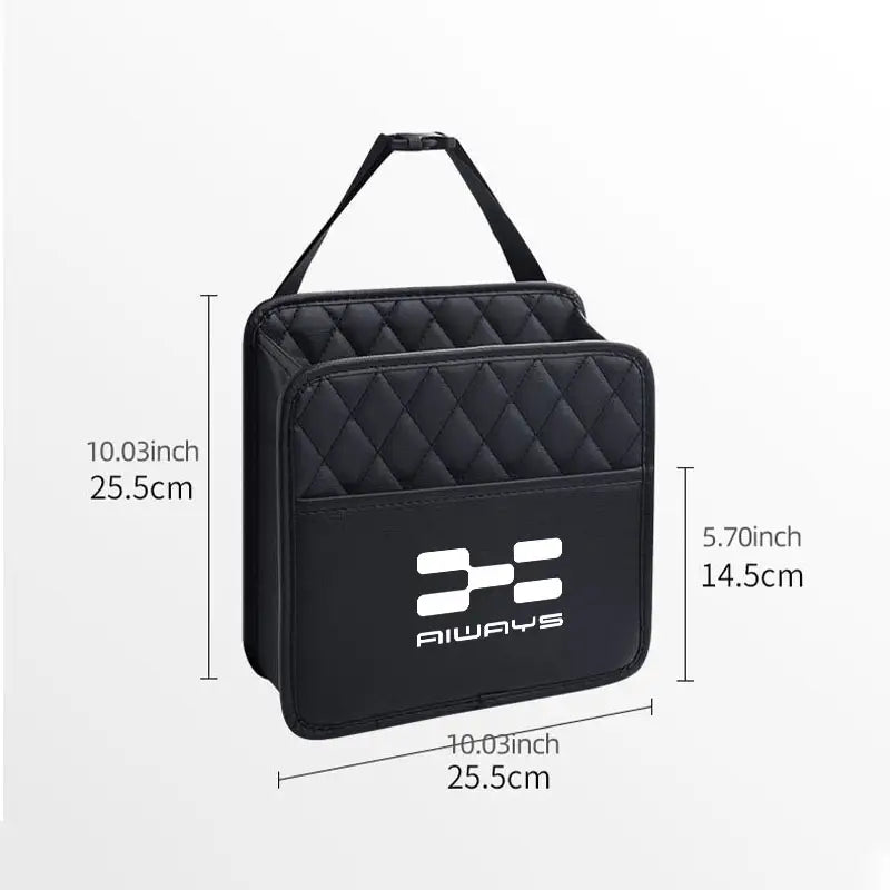 Aiways U5 Rücksitz-Organizer-Aufbewahrungstasche aus schwarzem, gestepptem Material mit einem weißen Always-Logo und einem verstellbaren Riemen.