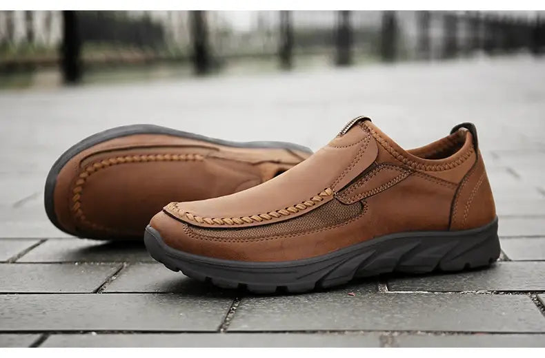 Mocassins homme décontractés en cuir à enfiler en cuir marron, avec couture décorative et semelle texturée.