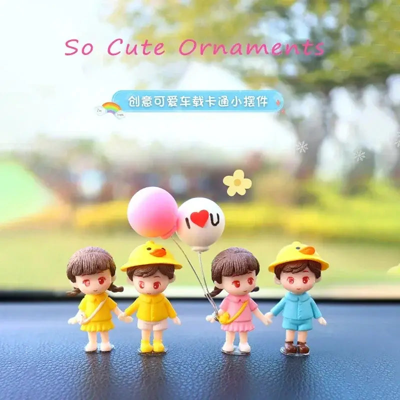 色とりどりの衣装を着た4人の小さな子どもを風船で抱えるプラスチック製のミニチュアデザインをあしらった、かわいいカップルのカー・ダッシュボード用レジンオーナメント。
