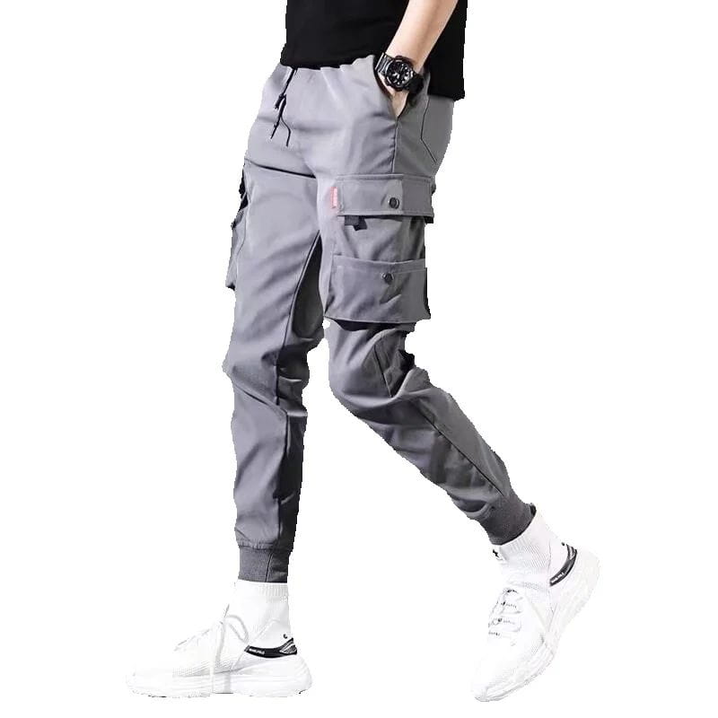 Herren-Cargohose in Schwarz mit mehreren Taschen und lässiger, zulaufender Beinform, ideal für den täglichen Gebrauch
