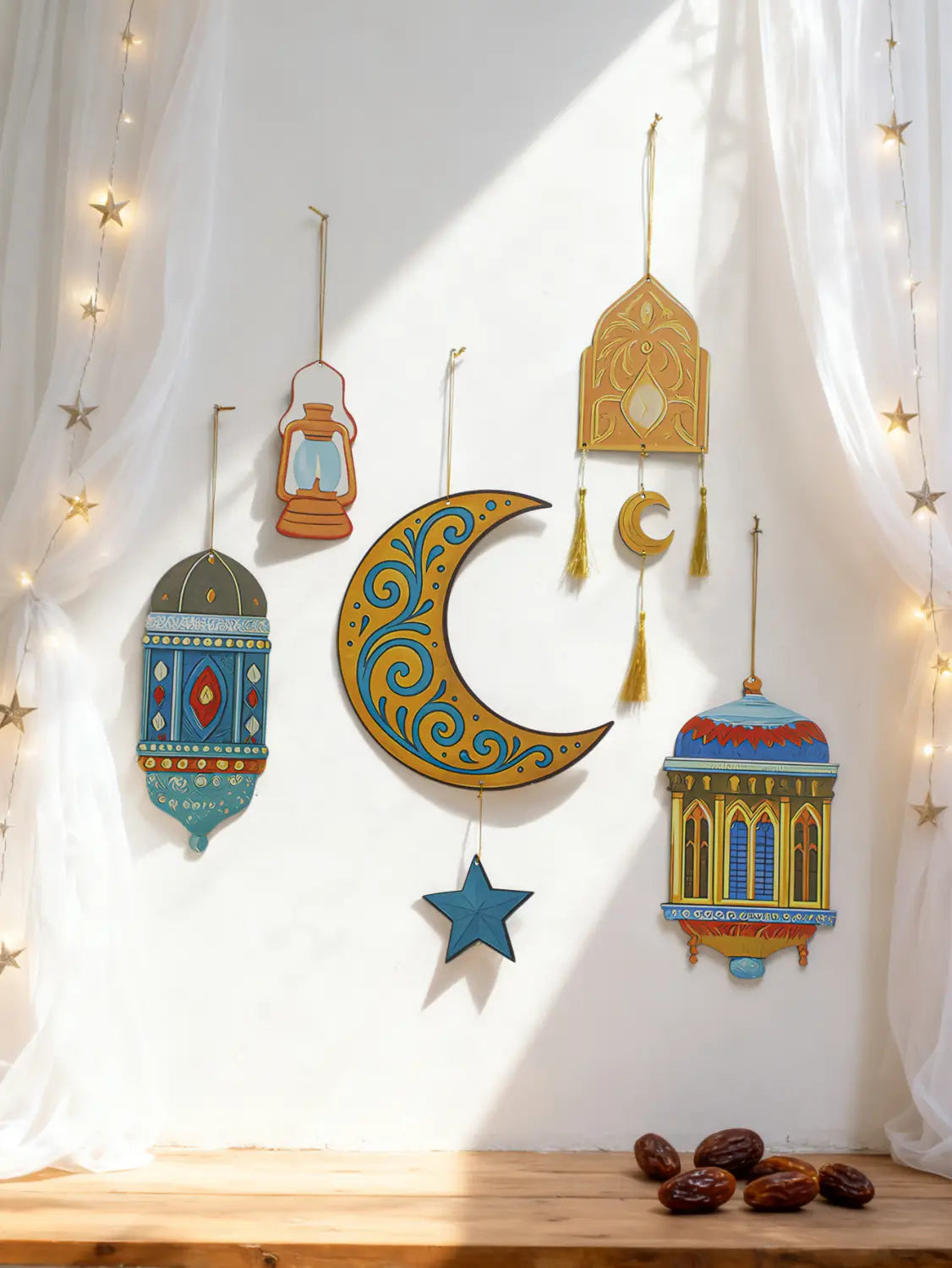 Un farol decorativo de luna y estrella de media luna de madera, con remolinos teal y dorados intrincados, diseñado como decoración de pared de Ramadán islámico en estilo moderno.