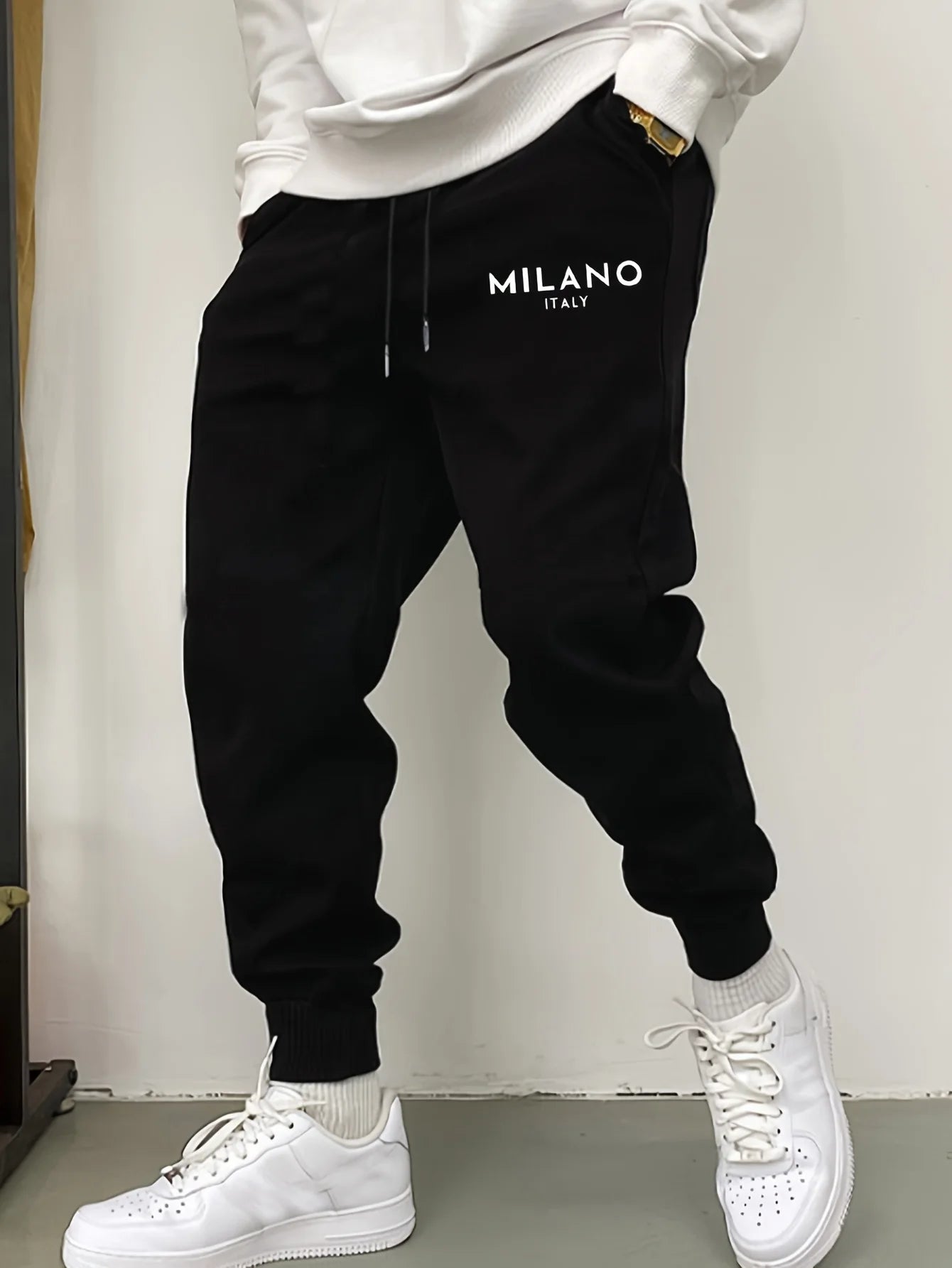 Schwarze Fleece-Jogginghosen für Herren mit in Weiß auf der linken Oberschenkelseite besticktem Milano, Italien