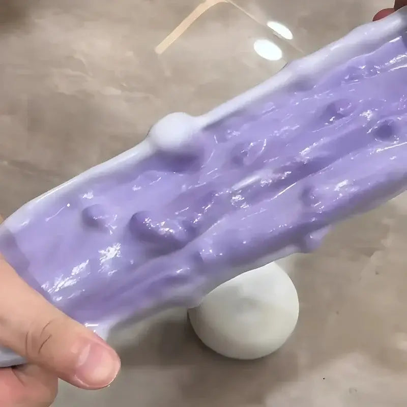 Ein dehnbarer Stressball-Fidget-Spielzeug in Lavendel mit glänzender Oberfläche und kleinen, erhabenen Buckeln, entworfen für ASMR und knisterndes sensorisches Spiel.