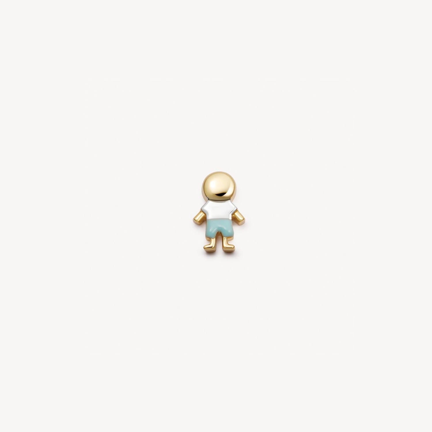 broche émaillée en ton or, en forme d’un enfant portant un haut blanc et un short bleu clair, présentée avec un collier pendentif ouvert pour femmes et jeunes filles, style vestimentaire simple, ainsi que des bijoux de fleurs séchées.
