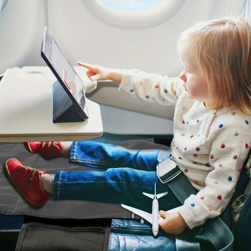 Kinder-Flugzeugsitzverlängerung, Reise-Fußstütze mit weißem Pünktchen-Pulloverdesign mit farbigen Punkten und gerippten Bündchen.