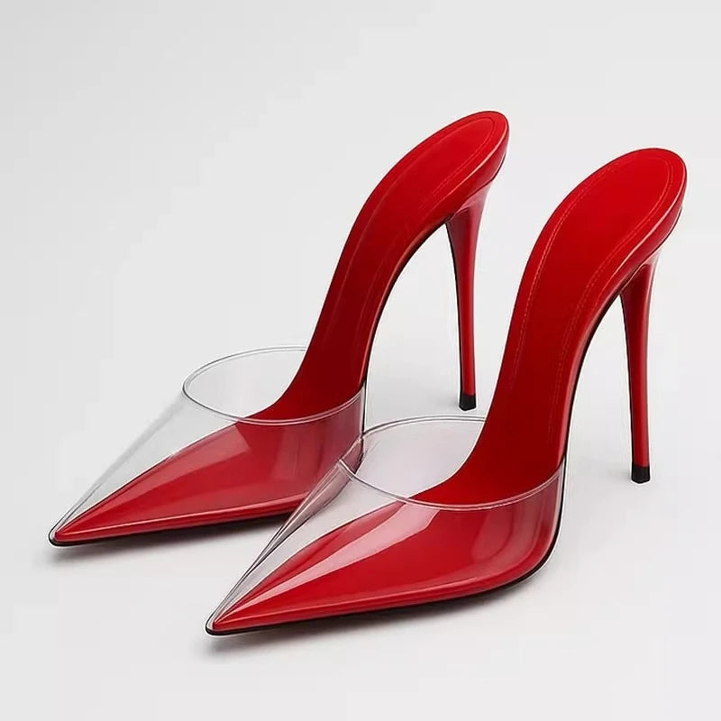 Des mules à talon haut et bout pointu transparentes en cuir verni rouge, avec des embouts en plastique transparent et des talons aiguilles.