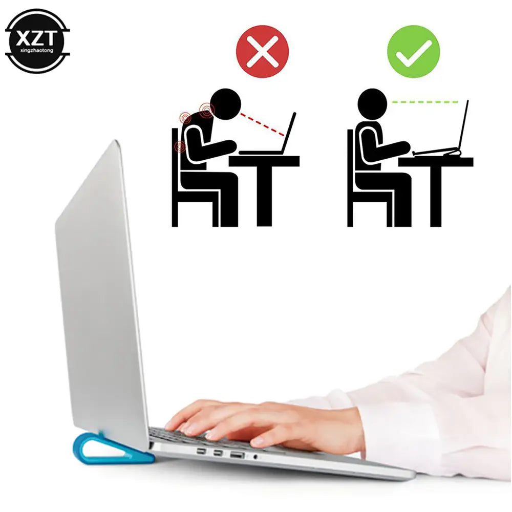 Soporte ajustable para laptop con un cuerpo metálico plateado ergonómico y una base de enfriador de plástico azul.