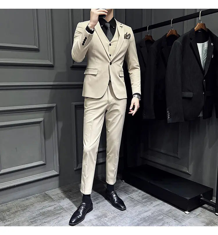 Ensemble de costume trois pièces slim fit beige pour homme, avec coupe sur mesure, texture discrète, 9 pantalons courts à la cheville assortis et un type de fermeture classique par boutons.