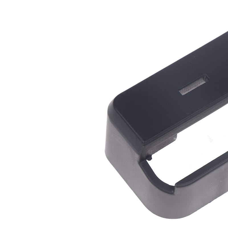 USB-Lade-Dockingstation aus schwarzem Kunststoff mit rechteckigem Schlitz zum Einsetzen des Geräts, ausgelegt als Kindersicherheits-Schutzvorrichtung für die Gurtschnalle des Autos.