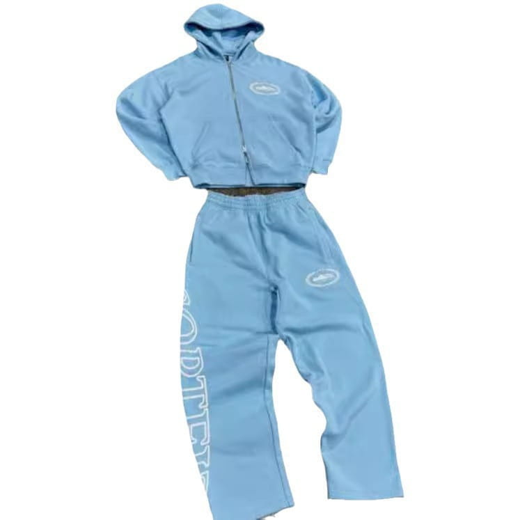 Homme Betawoo sweat à capuche zippé en polaire bleu clair, style court, avec des pantalons de jogging assortis, présentant un logo blanc discret sur la poitrine et sur les côtés.