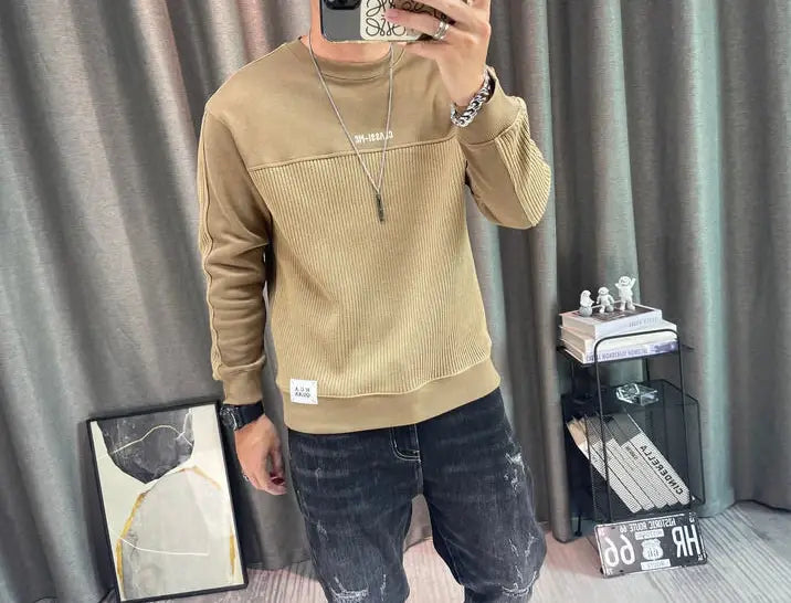 Pull-over en maille à empiècement contrastant pour homme, manches longues, en maille côtelée beige, col rond, avec une petite étiquette blanche sur le côté inférieur gauche.