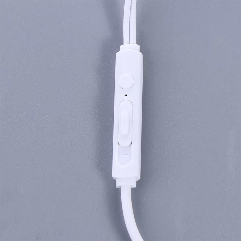 Module de commande en ligne en plastique blanc pour écouteurs à double dynamique, comprenant un bouton circulaire et un interrupteur à curseur allongé, utilisé avec un casque stéréo filaire 3,5 mm.