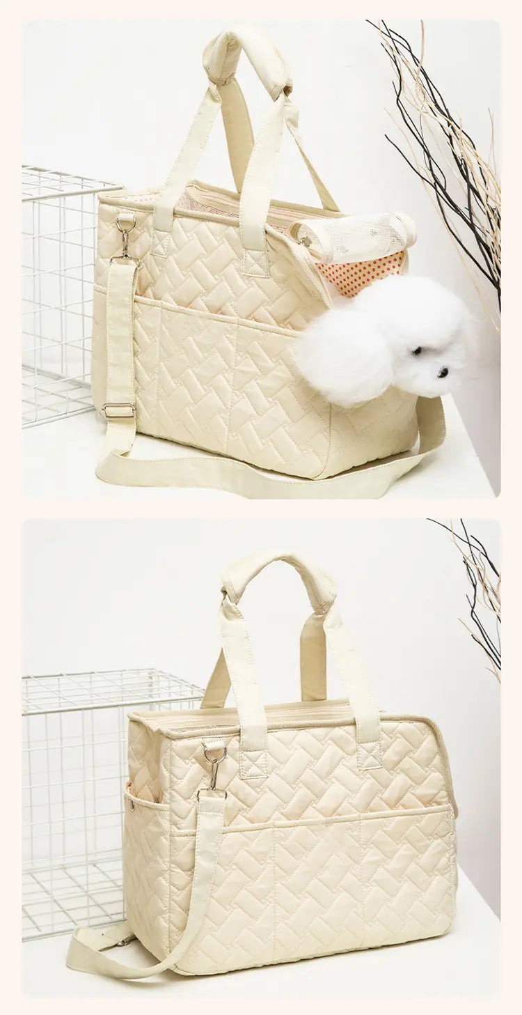 Sac pour animal de compagnie matelassé de couleur crème, en matière respirante, avec des poignées souples et une touche de pompon blanc duveteux pour une utilisation comme porte-chien.