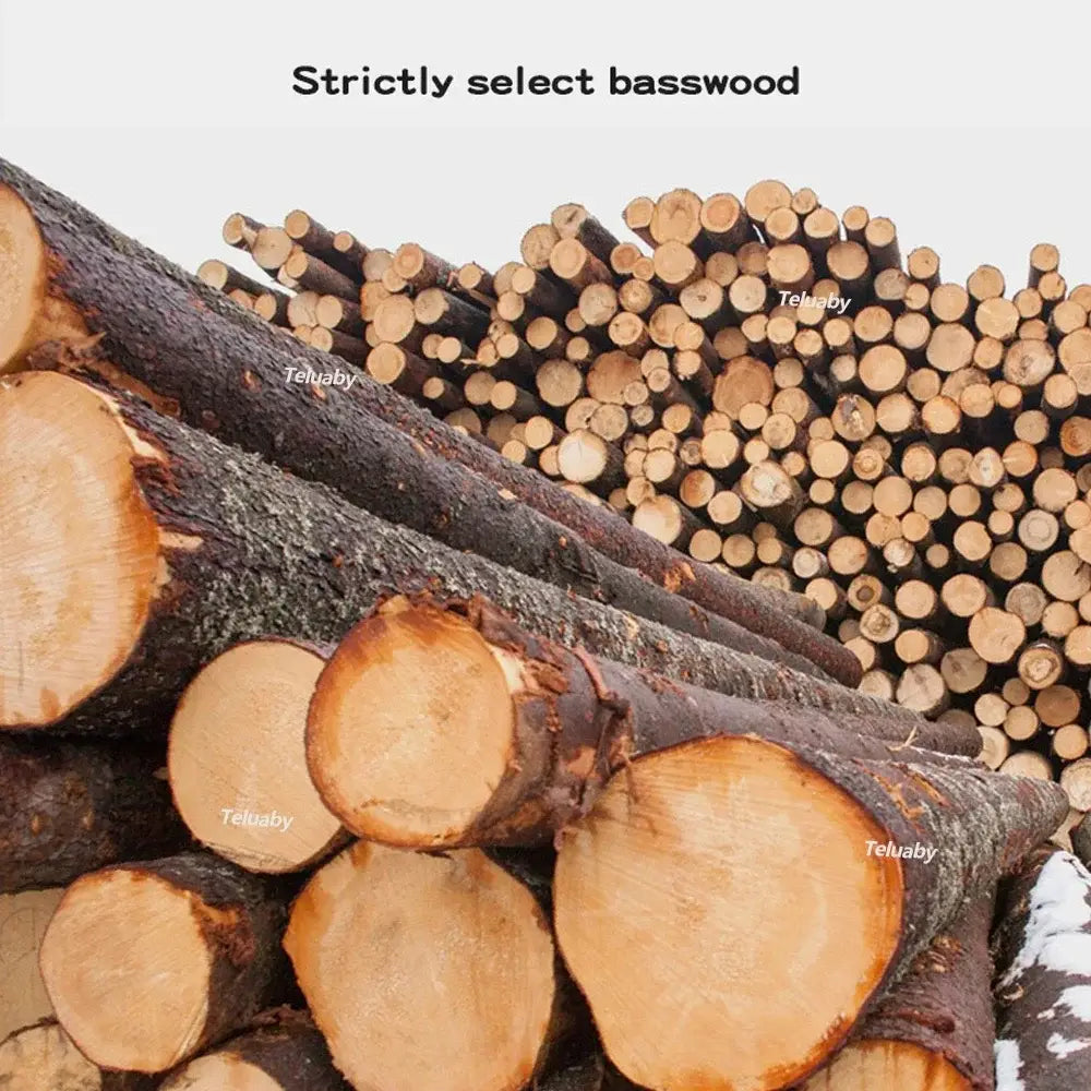 Eine Reihe ordentlich zugeschnittener Bastwood-Holzscheite mit natürlichem hellbraunem Inneren und dunkler Rindenaußenseite, verwendet für ein Klavier-Musikbox-3D-Holz-Puzzle-Bastelset