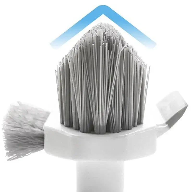 Brosse de nettoyage en forme de V pour carrelage et rainures en plastique blanc, avec des poils gris denses disposés en forme de pyramide et un tampon de nettoyage blanc souple sur le côté.