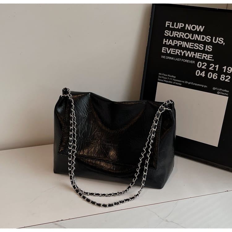 Bolso bandolera negro de piel sintética (PU) con acabado brillante y correa de cadena plateada, para almacenamiento de gran capacidad.