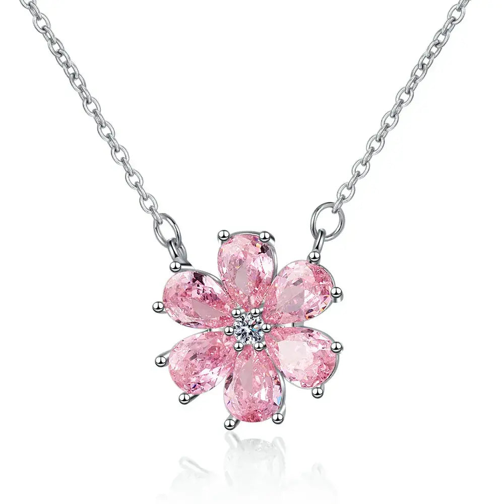 Eine zarte Silberkette mit einem fünfblättrigen Kirschblütenanhänger, verziert mit facettierten pinkfarbenen Edelsteinen und einem kleinen Diamantzentrum, aus dem Schmuckset „Silber Pink Kirschblüte“.
