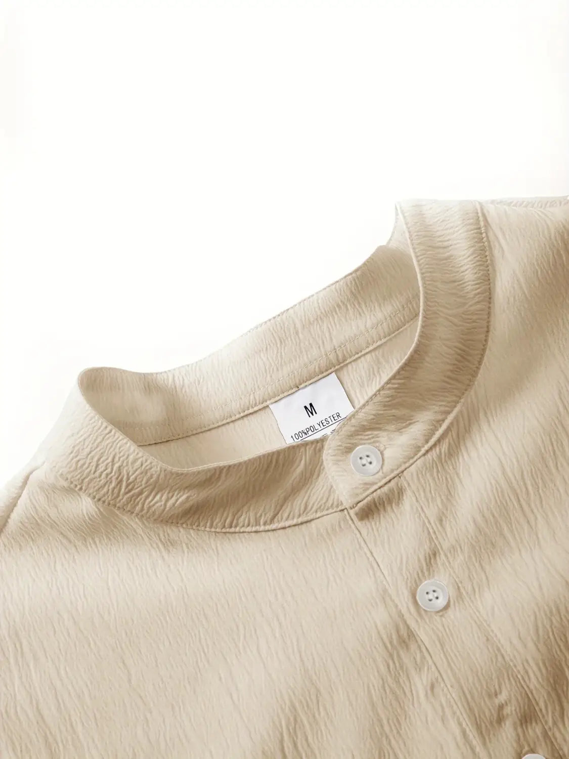 Beige strukturierte Leinenbluse mit Stehkragen und weißen Knöpfen aus dem Herren-Leinen-Zweiteiler für den Sommer