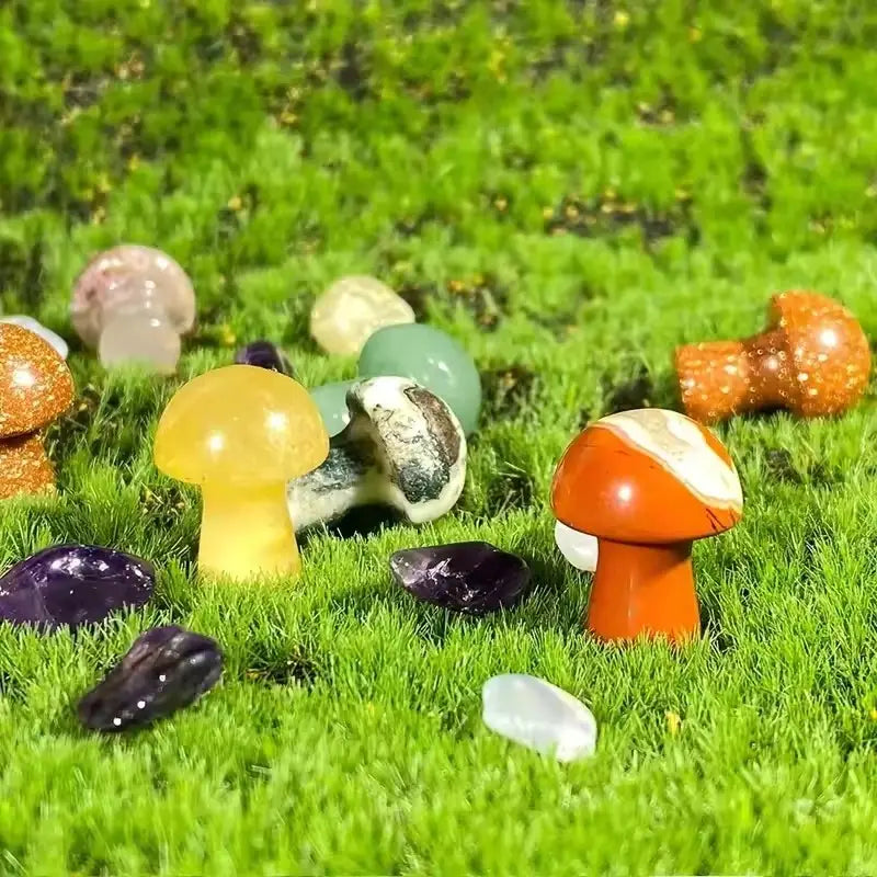 Una figurita de hongo vibrante de color naranja y blanco, elaborada con cristal natural semitranslúcido pulido, diseñada como una pieza decorativa para mini jardines.