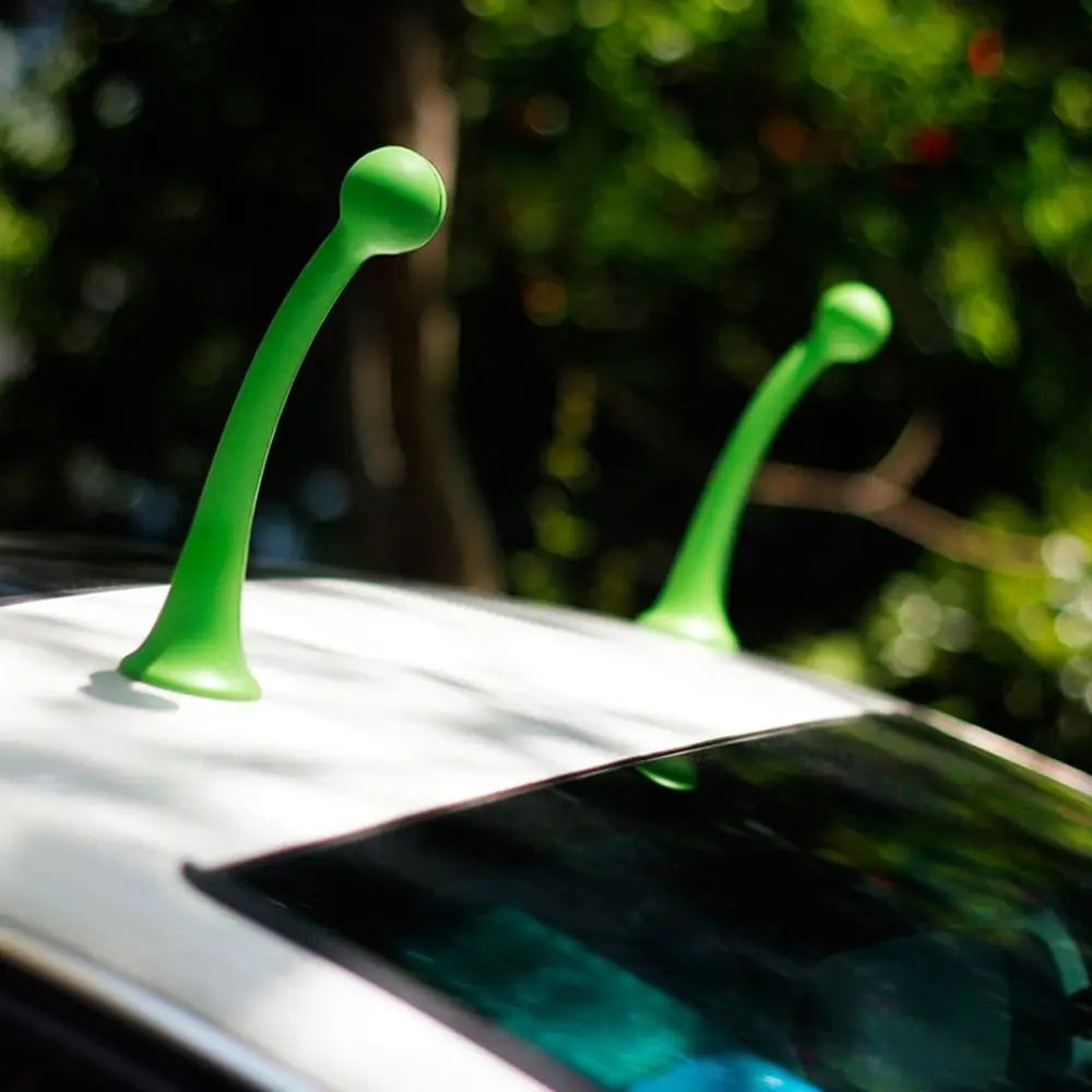 Leuchtend grüne, glänzende Kunststoff-Alien-Antennen-Dekorationen, entworfen als 3D-Bäumchen-Dachantennen für das Auto.