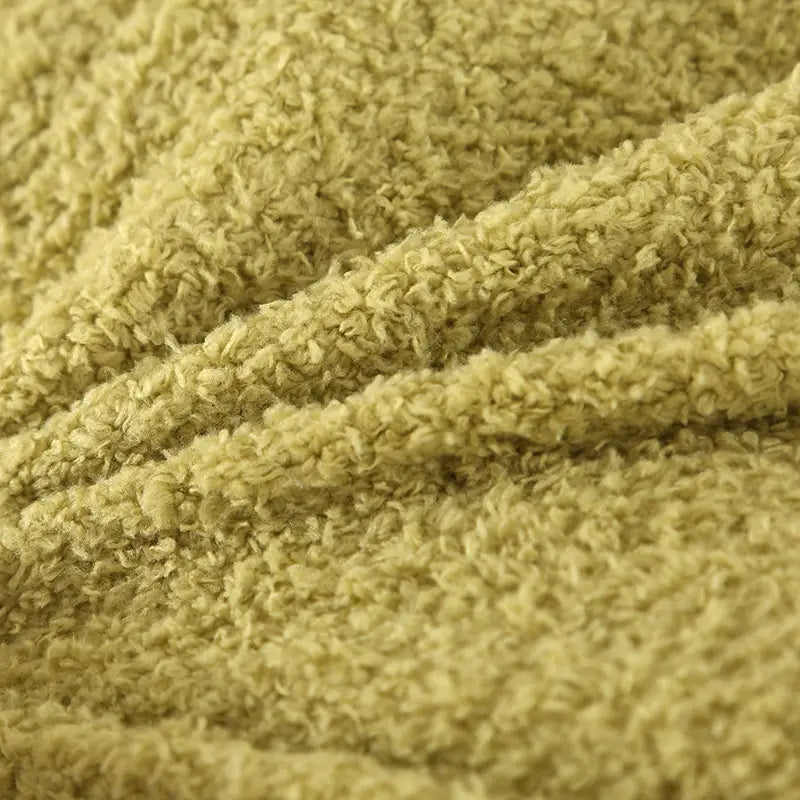 eine weiche olivgrüne 60x60-cm-Kissenhülle aus plüschigem Teddy-Veloursstoff mit einer strukturierten Oberfläche in reinem, einfarbigem Design