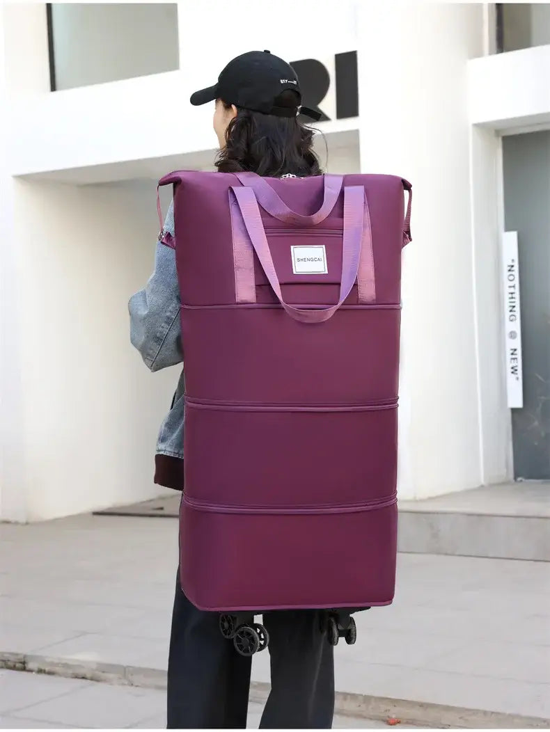 Un sac duffel roulant violet à grande capacité, avec des poignées détachables et un design compact pliable, pour un usage de grand sac à dos de voyage.