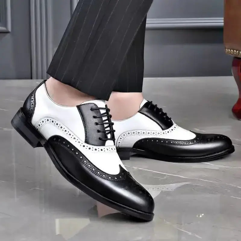 Zapatos de vestir Oxford tipo brogue bicolor para hombre, con parte superior de cuero pulido negro y blanco y perforaciones decorativas a lo largo de las costuras, con cordones negros.