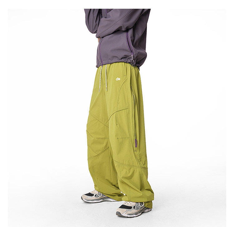 pantalones cargo impermeables de senderismo para hombre en verde oliva, con múltiples bolsillos y cinturilla con cordón de secado rápido, diseñados para actividades al aire libre.